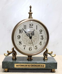 Kişiye Özel Yazı Baskılı Mermer Tabanlı Lüks Masa Saati – Ofis Dekoru ve Yeni İş Hediyesi (43×21 cm)