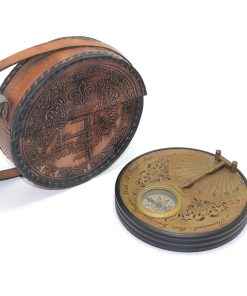 Deri Kılıflı Pirinç Pusula – 17×3 cm Retro Seyahat ve Dekor Ürünü