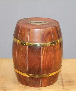 Pirinç Detaylı Ahşap Fıçı Kumbara 13 cm – Koleksiyonluk Retro Dekor ve Hediye